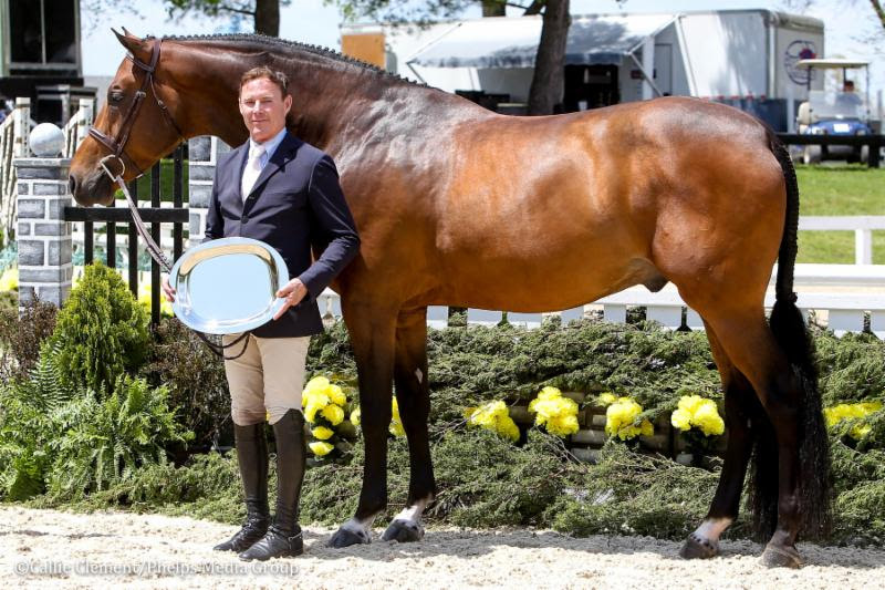 Scott Steward and Harvard Hall accept the Grand Hunter Champion sponsored by Visse Wedell